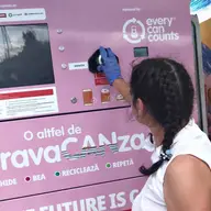 Doze din aluminiu colectate de turisti in statiunea Mamaia