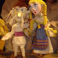 Fata babei si fata mosneagului