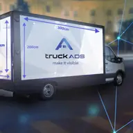 Publicitate mobilă: avantajele camionului LED vs. panourile publicitare digitale
