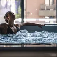 Hidroterapia pentru insomnie: cum să îți reglezi somnul prin relaxare în apă