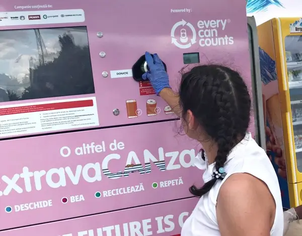 Doze din aluminiu colectate de turisti in statiunea Mamaia