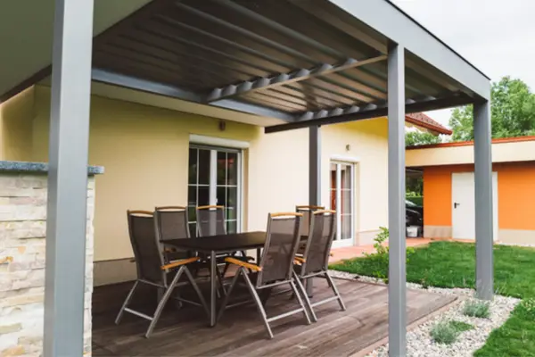 4 motive pentru care merita sa investesti in pergole retractabile vara aceasta