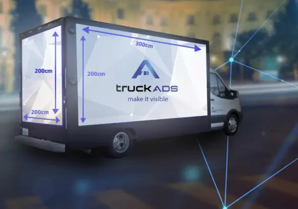 Publicitate mobilă: avantajele camionului LED vs. panourile publicitare digitale