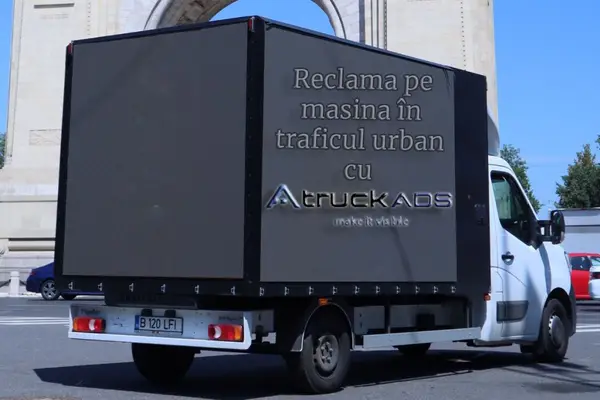 Reclama pe mașină, cum transformi traficul urban într-un canal de promovare eficient