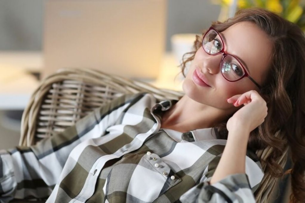 Cum să îți asortezi ramele de ochelari cu ținuta? 4 sfaturi utile